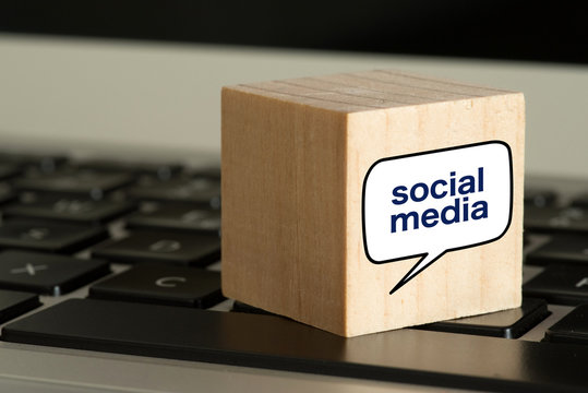 Ein Computer und W&uuml;rfel Social Media