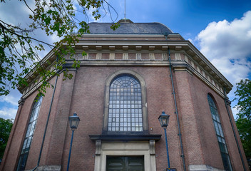 Fassade einer historischen Kuppekirche in Arnheim