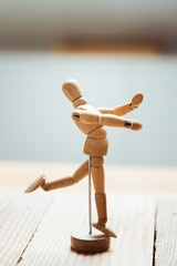 Mannequin en bois pour apprendre à dessiner le corps humain	