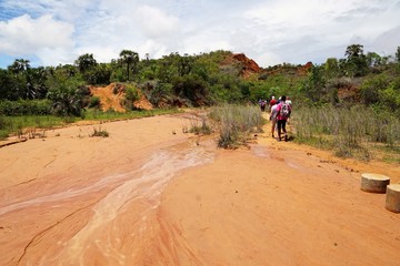 menschen in tsingi rouge nationalpark auf madagaskar