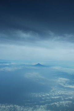 飛行機からの富士山付近の風景
