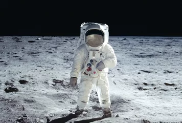 Fototapeten Der Astronaut überquert den Mond in einem weißen Raumanzug Elemente dieses Bildes wurden von der NASA bereitgestellt © Artsiom P