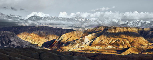 Beatiful Panoramic view of the snowy mountains in Upper Mustang, Annapurna Nature Reserve, trekking route, Nepal. - obrazy, fototapety, plakaty