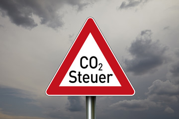Schild mit Himmel und Klimaschutz, Klimawandel und CO2 Steuer