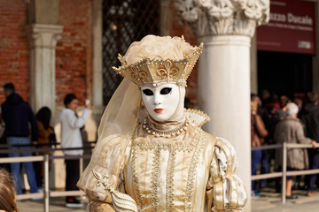 Fototapeta na wymiar Frau mit traditioneller venezianischer Maske, Portrait, Karneval in Venedig, Venetien, Italien, Europa