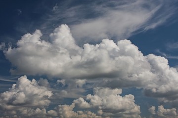 Fototapeta na wymiar Ogromne białe chmury , dymaniczne na niebieskim niebie