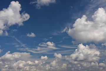 Ładne niebieskie niebo z białymi chmurami - obrazy, fototapety, plakaty