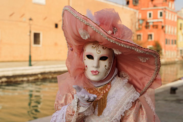 Frau mit traditioneller venezianischer Maske, Portrait, Karneval in Venedig, Venetien, Italien, Europa