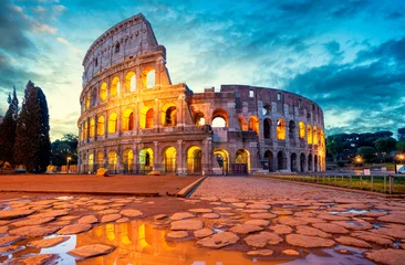 Fototapete Kolosseum Kolosseummorgen in Rom, Italien. Das Kolosseum ist eine der Hauptattraktionen Roms. Kolosseum spiegelt sich in Pfütze. Rom Architektur und Wahrzeichen.