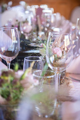 Décoration de table pour une salle de souper de mariage