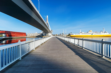 【青森県青森市】早朝の青森ベイエリア、快晴の風景