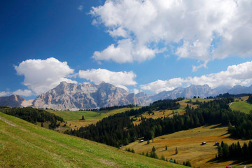 Armentara Wiesen (Roda de Armentara) mit Heiligkreuzkofel, Badia Tal, Dolomiten, Südtirol, Italien, Europa