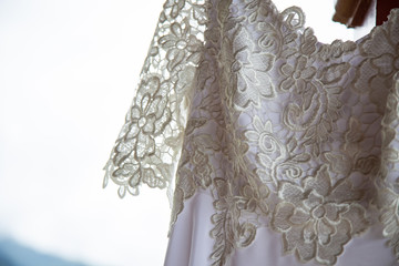 Robe de la mariée suspendue sur un balcon à Lucerne