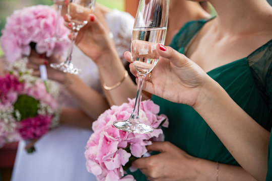 Coupe de champagne lors de la pr&eacute;paration de la mari&eacute;e
