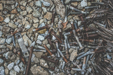 tornillos y piedras