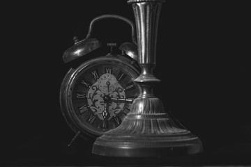 Obraz na płótnie Canvas relojes despertador antiguos y un candelabro