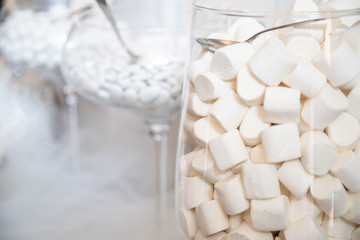 Dragées de mariage et marshmallows dans des vases