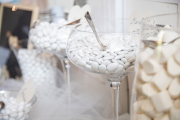 Dragées de mariage et marshmallows dans des vases