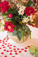 Obraz na płótnie Canvas Fleurs en décoration de table pour un mariage