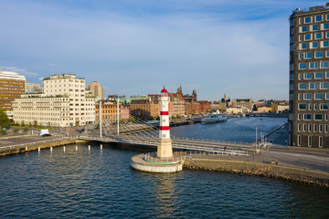 Obraz premium Lighthouse and bridge in the harbor of Malmo, Swedem, view from above