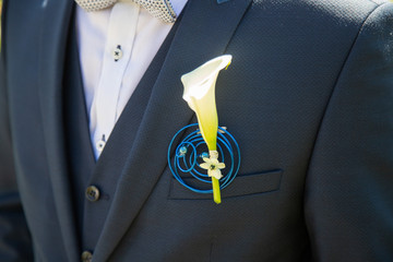 D&eacute;tail du mari&eacute; durant les photos de couple