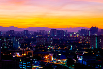 Obraz premium Vibrant purple sunset over Petaling Jaya, Malaysia