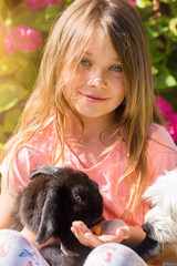 magnique jeune fille jouant avec son lapin domestique