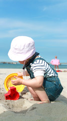 Kind spielt am Strand