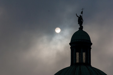 Fototapeta na wymiar Dettaglio della cupola della chiesa di San Simeon Piccolo a Venezia circondata dalla nebbia