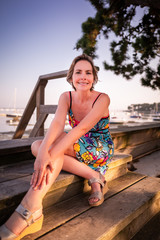 femme mature au bord de la mer