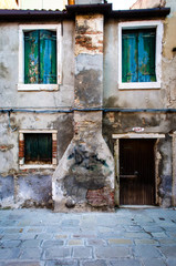 La facciata di una casa abbandonata a Venezia