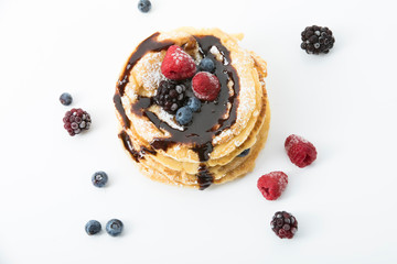 Pfannkuchen mit Schoko-Sauce, Puderzucker, Brombeeren, Heidelbeeren und Himbeeren, Freisteller
