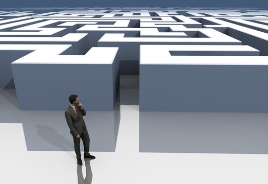 Hombre de negocios pensando estrategia frente a laberinto