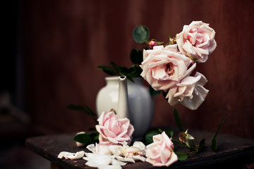 Obraz na płótnie Canvas bouquet of pale pink roses in white teapot vase. 