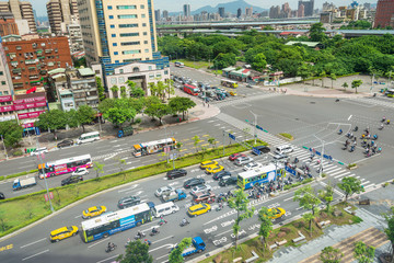 Obraz premium TAIPEI, TAIWAN - July 2, 2019: Urban traffic street view in Taipei, Taiwan