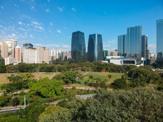 Obraz premium Vista aérea do Itaim Bibi e Parque do Povo em São Paulo, Brasil