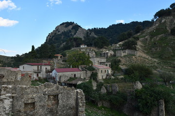 Fototapeta na wymiar casalnuovo, frazione di Africo vecchio. Parco nazionale dell'aspromonte, Calabria