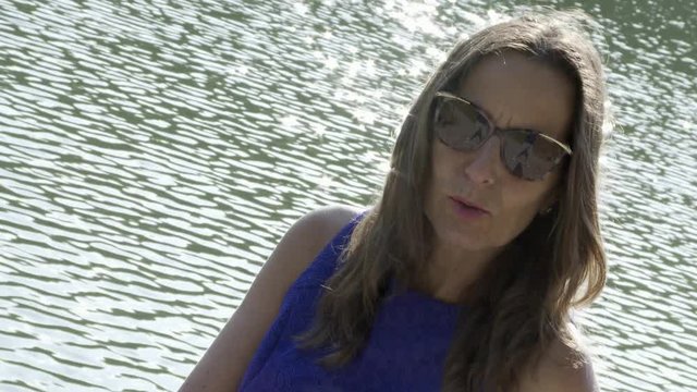donna modella alta risoluzione tacchi alti sandali e mini abito estivo 