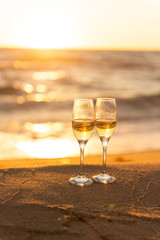 ビーチとワイングラス