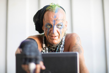 Älterer Punker mit Laptop