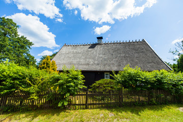 Chata kaszubska wieś kryta strzechą wakacje lato kaszuby © Dariusz