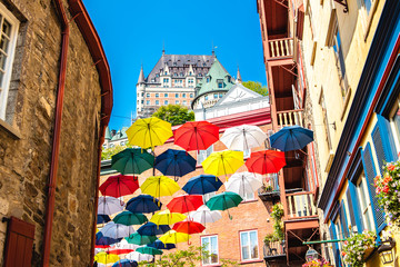 Naklejka premium Wiele parasoli na ulicy Petit Champlain w mieście Quebec