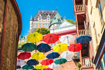 Fototapeta premium Wiele parasoli na ulicy Petit Champlain w mieście Quebec