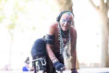 Älterer Punker draußen