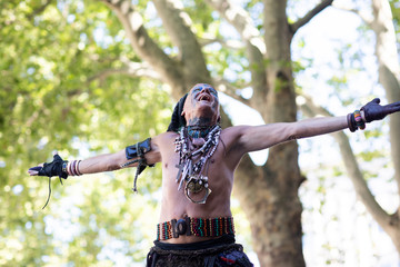 Älterer Punker aussen