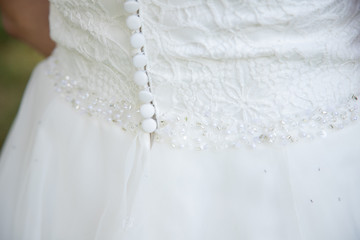 Détail de la mariée durant les photos de couple après la cérémonie