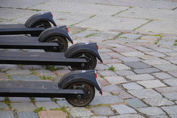 vier Scooter warten auf neue Nutzer