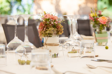 Décoration lors d'un apéritif dinatoire pour un mariage après une cérémonie