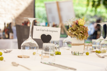 Décoration lors d'un apéritif dinatoire pour un mariage après une cérémonie
