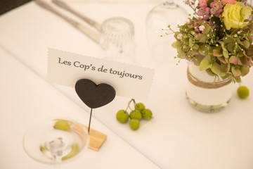 Décoration lors d'un apéritif dinatoire pour un mariage après une cérémonie